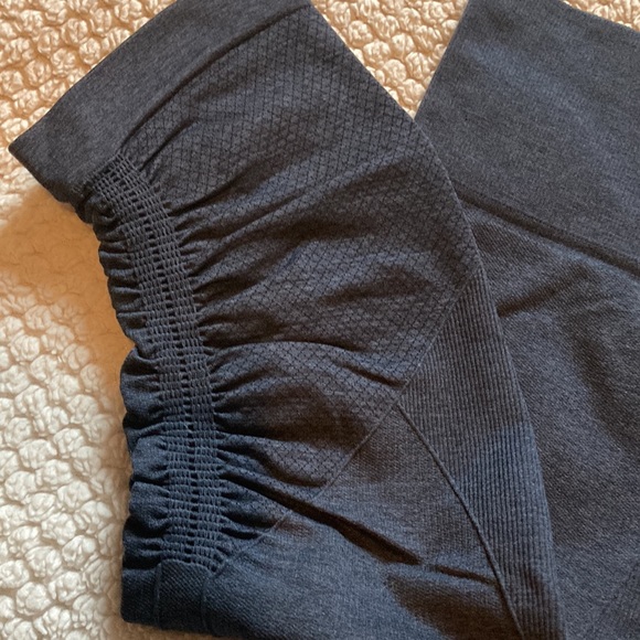 lululemon athletica Pants - BNWOT Lululemon cropped (right below the knee) runners tights. Size 4.